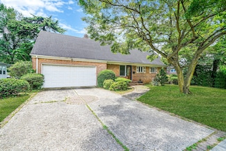 345 W Seaman Ave, Freeport, NY 11520