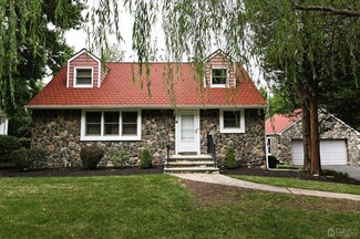 61 Hickory St, Metuchen, NJ 08840