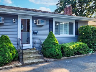 91 Oswald St, Pawtucket, RI 02861