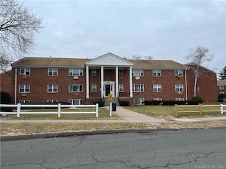 139 Regency Park Dr, Agawam, MA 01001
