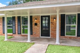 214 Whispering Oaks Dr, Seabrook, TX 77586