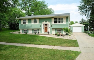 320 9th St NE, Waverly, IA 50677