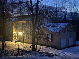 1002 Station Hill Rd, Henryville, PA 18332