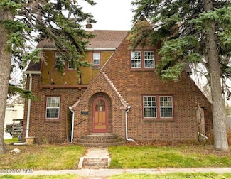 101 Reeves Ct, Grand Forks, ND 58201