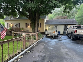 71 Crescent St, Yaphank, NY 11980