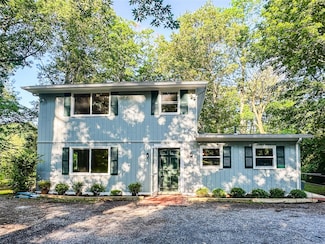 49 Sandy Hill Rd, Oyster Bay, NY 11771