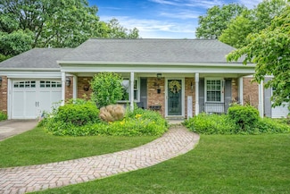 85 Manchester Ln, Stony Brook, NY 11790