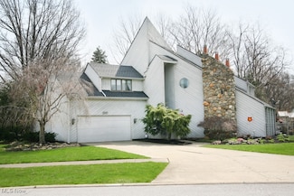 30907 Arlington Cir, Bay Village, OH 44140