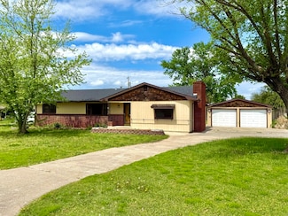 1002 W 12th St, Chanute, KS 66720