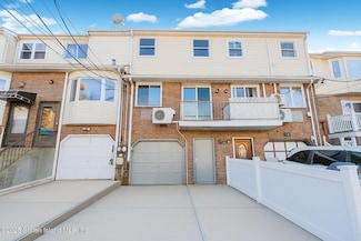 22 Oakville St, Staten Island, NY 10314