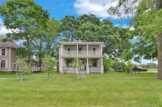 118 7th St, Baldwin City, KS 66006