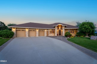 3207 Aspen Ln, Bismarck, ND 58503