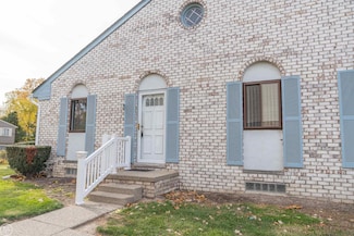 8338 Hickory Dr, Sterling Heights, MI 48312