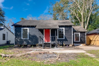 1105 N Valderas St, Angleton, TX 77515