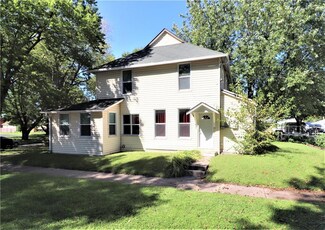 1402 3rd St, Perry, IA 50220