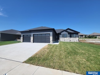 433 Half Moon Dr, Lincoln, NE 68527