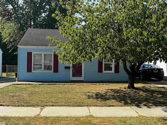 19380 Roscommon St, Harper Woods, MI 48225