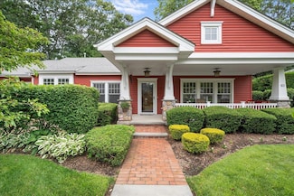 10 Cottage Dr, Bohemia, NY 11716