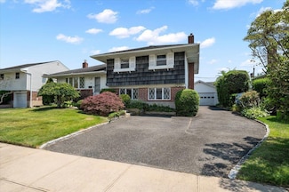 20 Deb St, Plainview, NY 11803