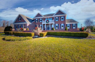 4 Geraldine Ct, Farmingdale, NJ 07727