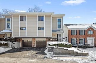 858 Lionsgate Dr, Saint Louis, MO 63130