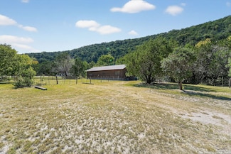 648 Bluffcreek Rd, Leakey, TX 78873