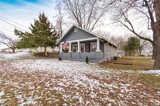 7805 Oak St, Pleasant Valley, MO 64068