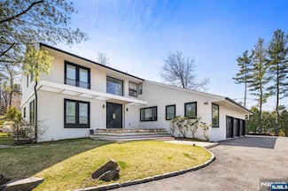 1 Hemlock Dr, Cresskill, NJ 07626