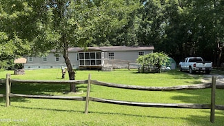 253 Great Neck Landing Rd, Hubert, NC 28539