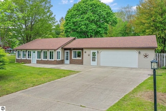 205 Alexander St, Cadillac, MI 49601