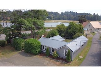 93652 Shoshone Ln, Coos Bay, OR 97420