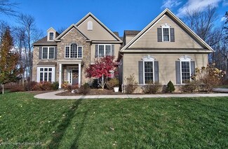 717 Ice House Dr, Mountain Top, PA 18707