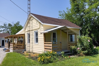 5735 Oak St, Stony Ridge, OH 43463
