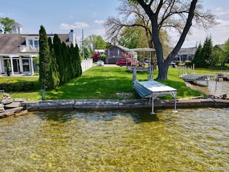 1384 Rossdale Dr, Waterford, MI 48328