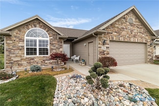 6926 Old Pine Ln, Maumee, OH 43537