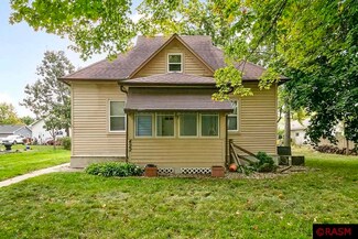 422 422 W 5th St, Shakopee, MN 55379