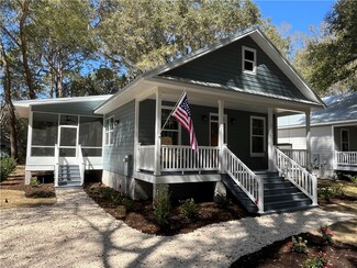 303 Third St E, Darien, GA 31305