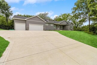 36879 W Shore Ln, van Meter, IA 50261