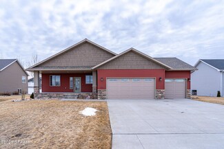 2324 Saint Andrews Dr NW, East Grand Forks, MN 56721