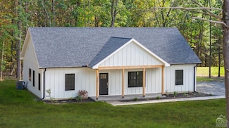 105 Chadwycke Ct, Valatie, NY 12184