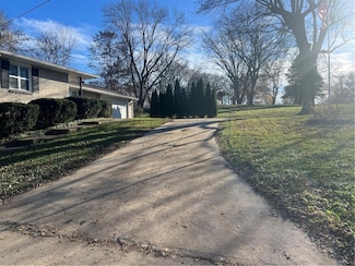 707 S Jones Rd, Independence, MO 64056