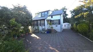 17 June Ave, Bayville, NY 11709