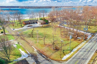 000 Southpointe Dr, Grosse Ile Township, MI 48138