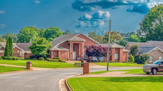 1926 Charlotte Ct, Florence, AL 35630