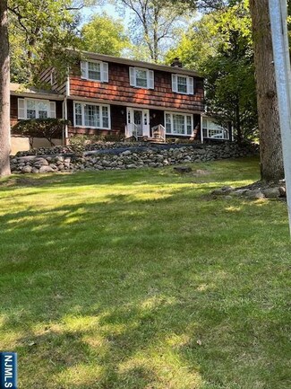 51 Black Oak Ln, Mahwah, NJ 07430