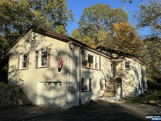 563 Lake Shore Dr, Hewitt, NJ 07421