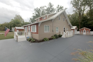 8629 E Hatchery Rd, Syracuse, IN 46567