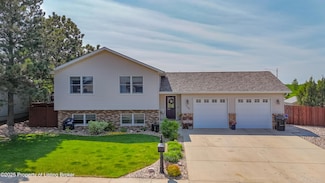 738 8th Ave SW, Dickinson, ND 58601