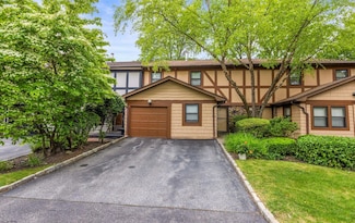 24 Hampton Ct, Woodbury, NY 11797