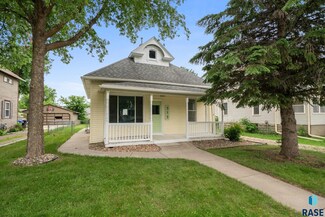 313 E 2nd Ave, Lennox, SD 57039